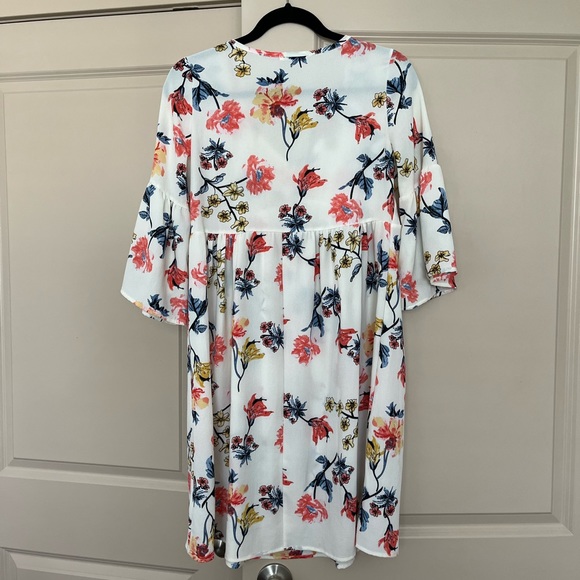 Super pretty and light summer dress! Size Small. Shop Stevie Co. Bell sleeves - Picture 2 of 5